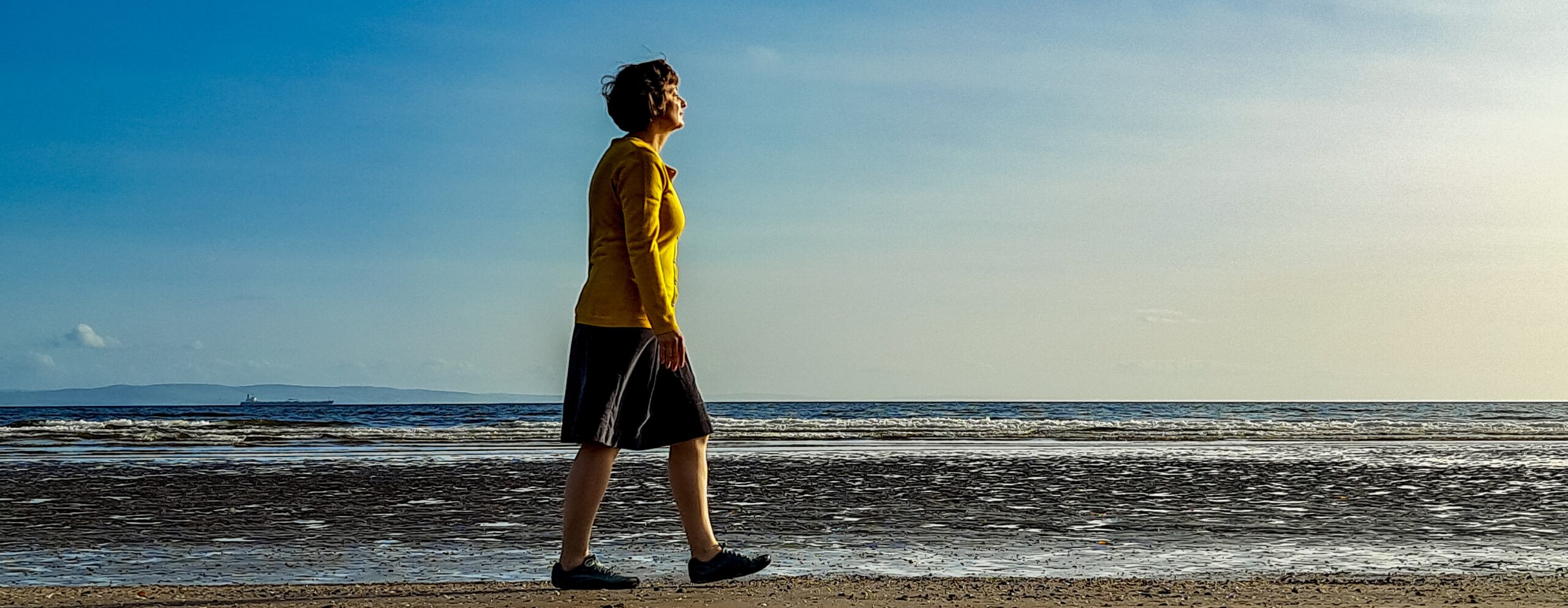 Lesley am Strand entlanglaufend